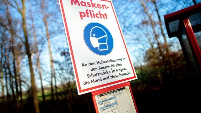 Wer den ÖPNV nutzt, braucht künftig eine OP- oder FFP2-Maske. Wer den ÖPNV nutzt, braucht künftig eine OP- oder FFP2-Maske.