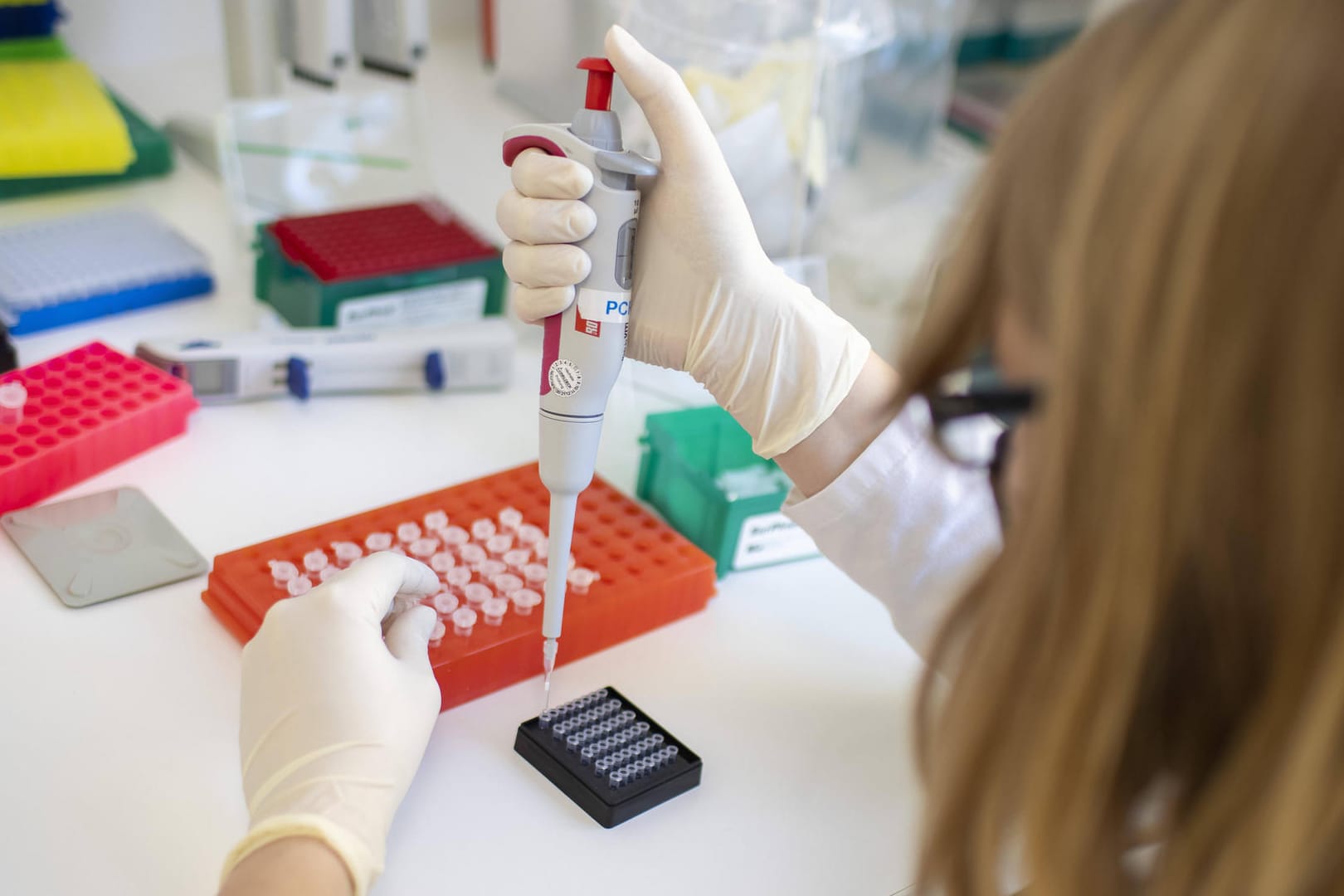 Laborantin in einem PCR-Labor in Berlin: In Deutschland ist die Zahl der Neuinfektionen gesunken.