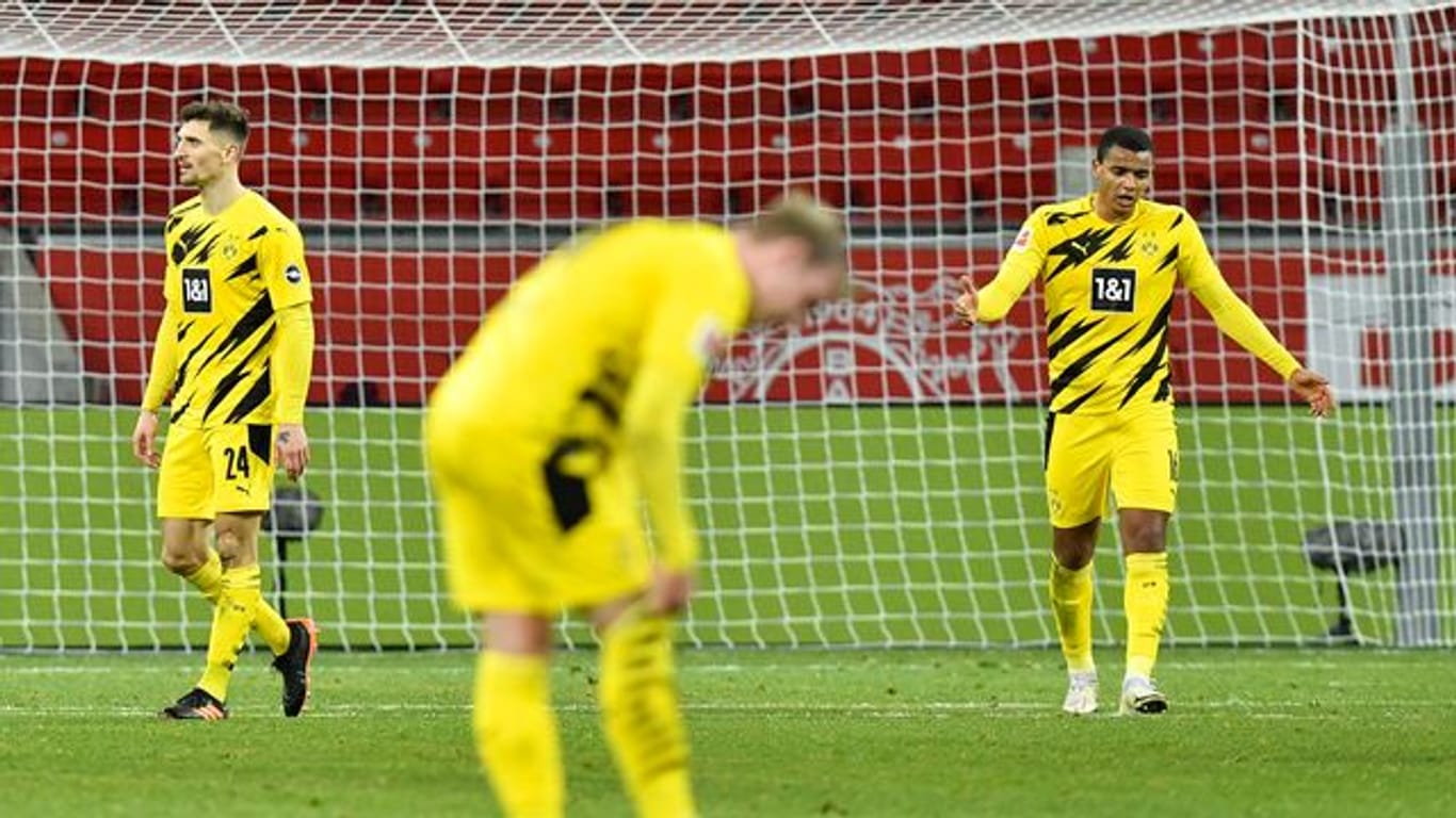 Nach der Niederlage in Leverkusen wächst die Kritik an den Profis von Borussia Dortmund.