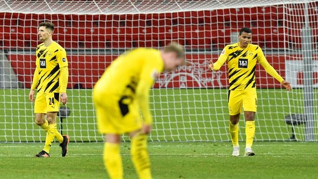 Nach der Niederlage in Leverkusen wächst die Kritik an den Profis von Borussia Dortmund. Nach der Niederlage in Leverkusen wächst die Kritik an den Profis von Borussia Dortmund.
