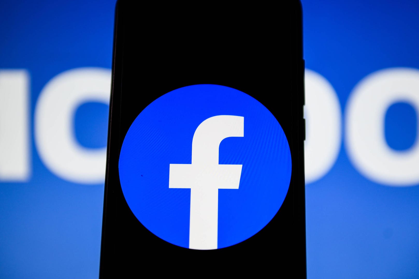 Das Logo von Facebook auf einem Smartphone: Laut einer Umfrage würden Deutsche für Dienste des Unternehmens zahlen.