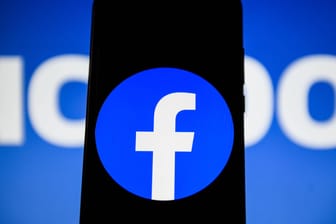 Das Logo von Facebook auf einem Smartphone: Laut einer Umfrage würden Deutsche für Dienste des Unternehmens zahlen.