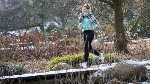 Wer im Beruf antriebslos ins neue Jahr gestartet ist, sollte für mehr Bewegung sorgen - zum Beispiel bei einer Joggingrunde an der frischen Luft.