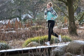 Wer im Beruf antriebslos ins neue Jahr gestartet ist, sollte für mehr Bewegung sorgen - zum Beispiel bei einer Joggingrunde an der frischen Luft.