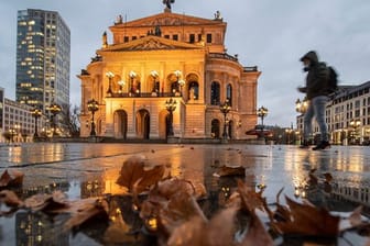 Der fats menschenleere Platz vor der Alten Oper in Frankfurt am Main.