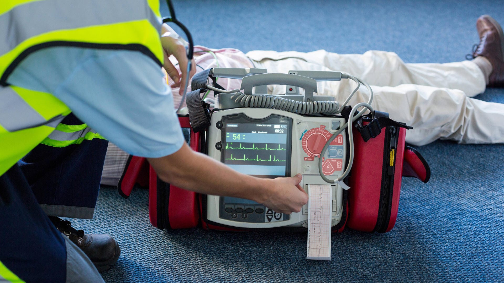 Wiederbelebung mit Defibrillator: Sportmediziner Dr. Wilhelm Bloch sieht bei Sportlern im Zuge einer Corona-Infektion "eine konkrete Gefahr" für das Herz (Symbolbild).