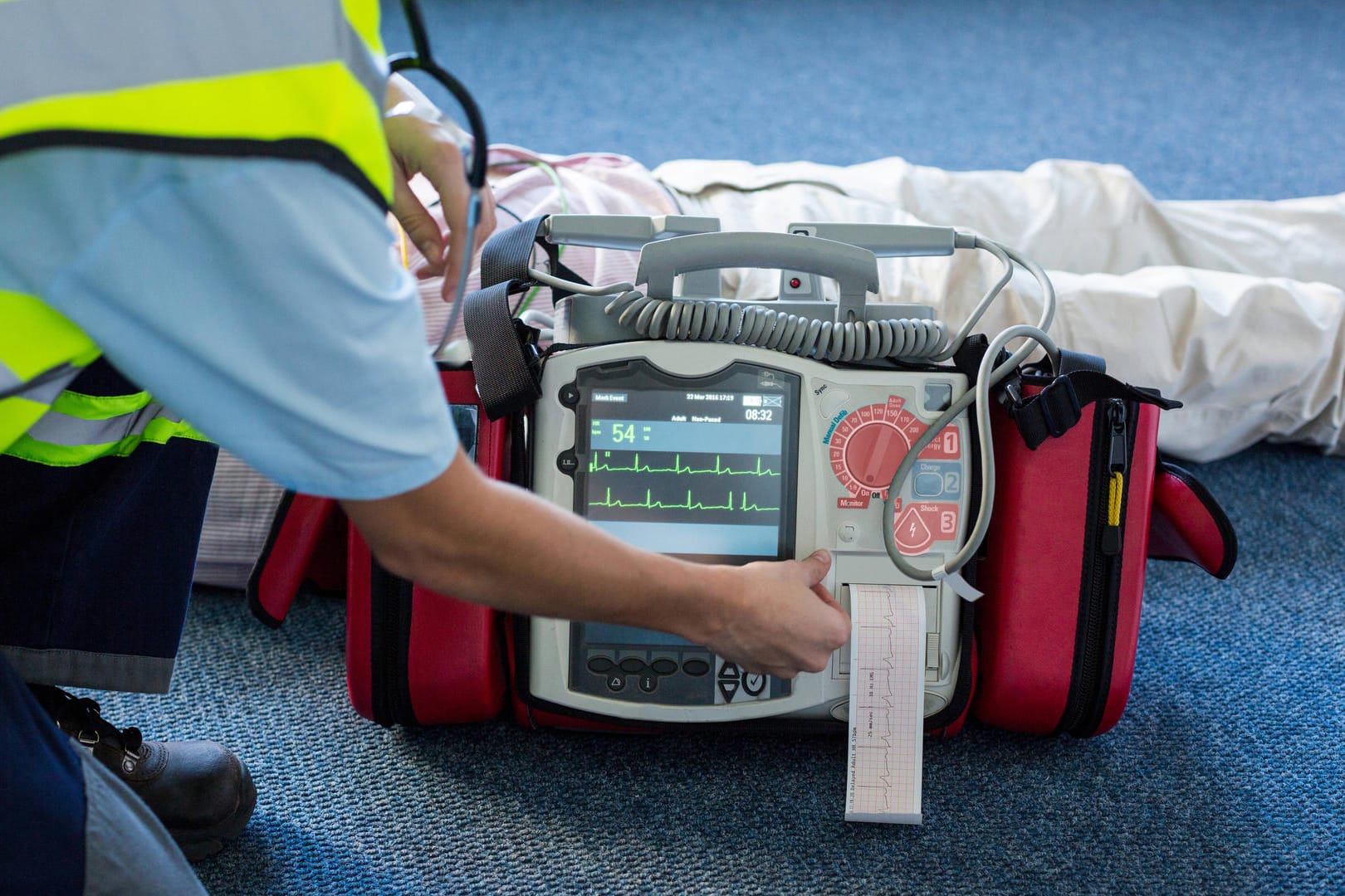 Wiederbelebung mit Defibrillator: Sportmediziner Dr. Wilhelm Bloch sieht bei Sportlern im Zuge einer Corona-Infektion "eine konkrete Gefahr" für das Herz (Symbolbild).