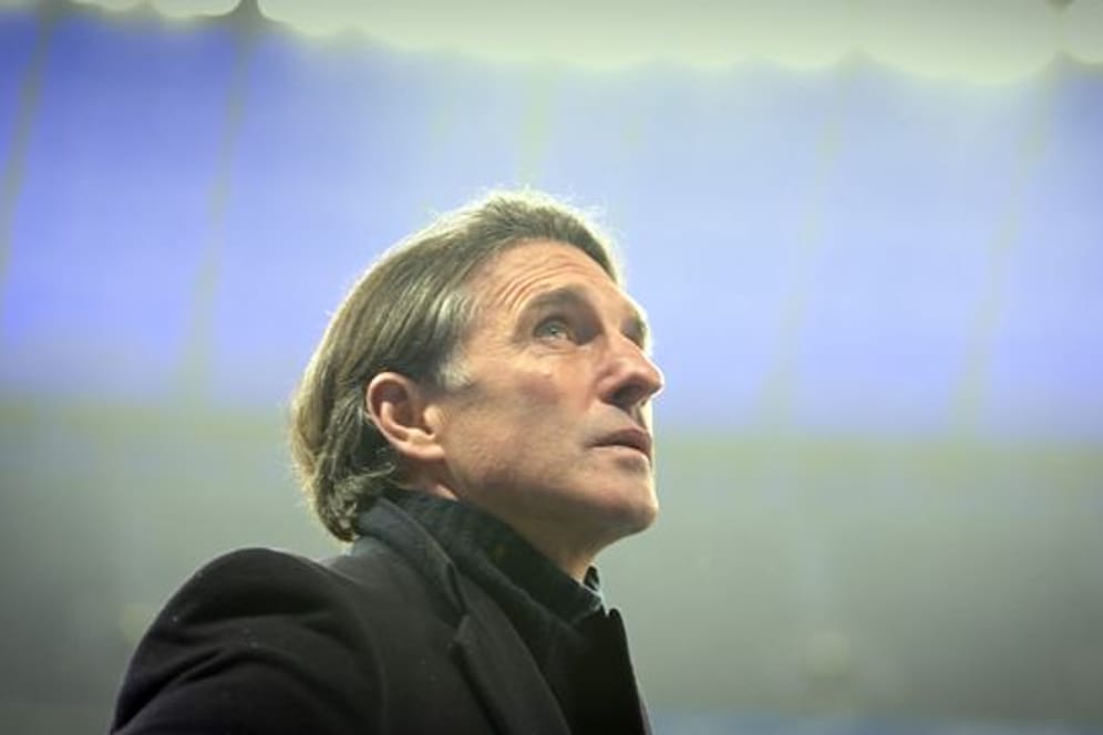 Besorgter Blick: Für Trainer Bruno Labbadia wird die Luft bei Hertha BSC immer dünner.