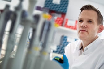 Hendrik Streeck: Er ist der Direktor des Instituts für Virologie an der Uniklinik in Bonn.
