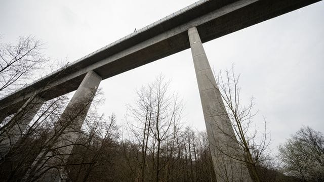 Die Teißtal-Brücke mit der ICE-Strecke (vorne).