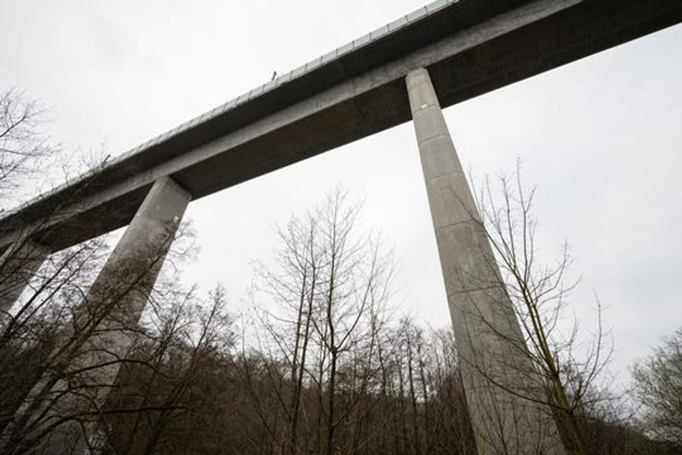 Die Teißtal-Brücke mit der ICE-Strecke (vorne).