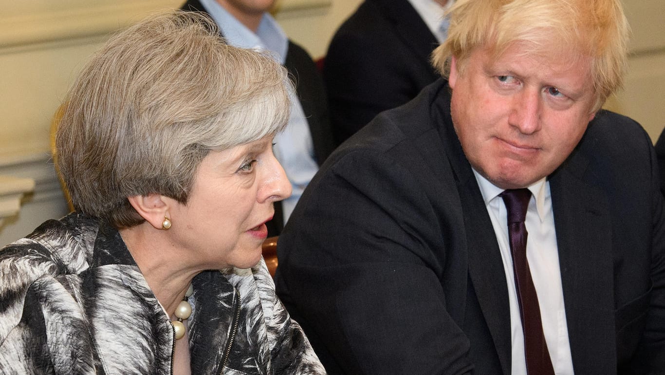 Theresa May, damals noch Premierministerin neben Boris Johnson, damals Außenminister: Sie geht hart mit ihrem Nachfolger ins Gericht.