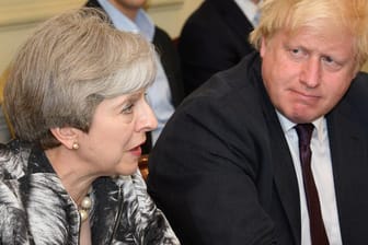 Theresa May, damals noch Premierministerin neben Boris Johnson, damals Außenminister: Sie geht hart mit ihrem Nachfolger ins Gericht.