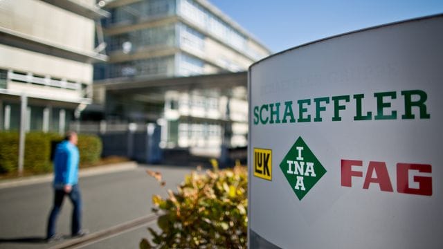 Der Eingangsbereich des Hauptsitzes der Schaeffler AG in Herzogenaurach (Archivbild): Für mehrere Standorte, unter anderem Wuppertal, wurde nun ein Alternativkonzept zum Personalabbau vorgelegt. Der Eingangsbereich des Hauptsitzes der Schaeffler AG in Herzogenaurach (Archivbild): Für mehrere Standorte, unter anderem Wuppertal, wurde nun ein Alternativkonzept zum Personalabbau vorgelegt.