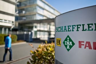 Der Eingangsbereich des Hauptsitzes der Schaeffler AG in Herzogenaurach (Archivbild): Für mehrere Standorte, unter anderem Wuppertal, wurde nun ein Alternativkonzept zum Personalabbau vorgelegt.