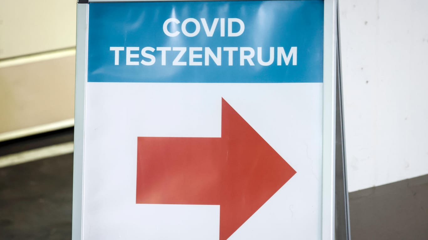 Ein Schild weist den Weg zu einem Corona-Testzentrum (Symbolbild): In Hagen haben die Corona-Infektionen wieder zugenommen.