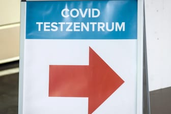 Ein Schild weist den Weg zu einem Corona-Testzentrum (Symbolbild): In Hagen haben die Corona-Infektionen wieder zugenommen.