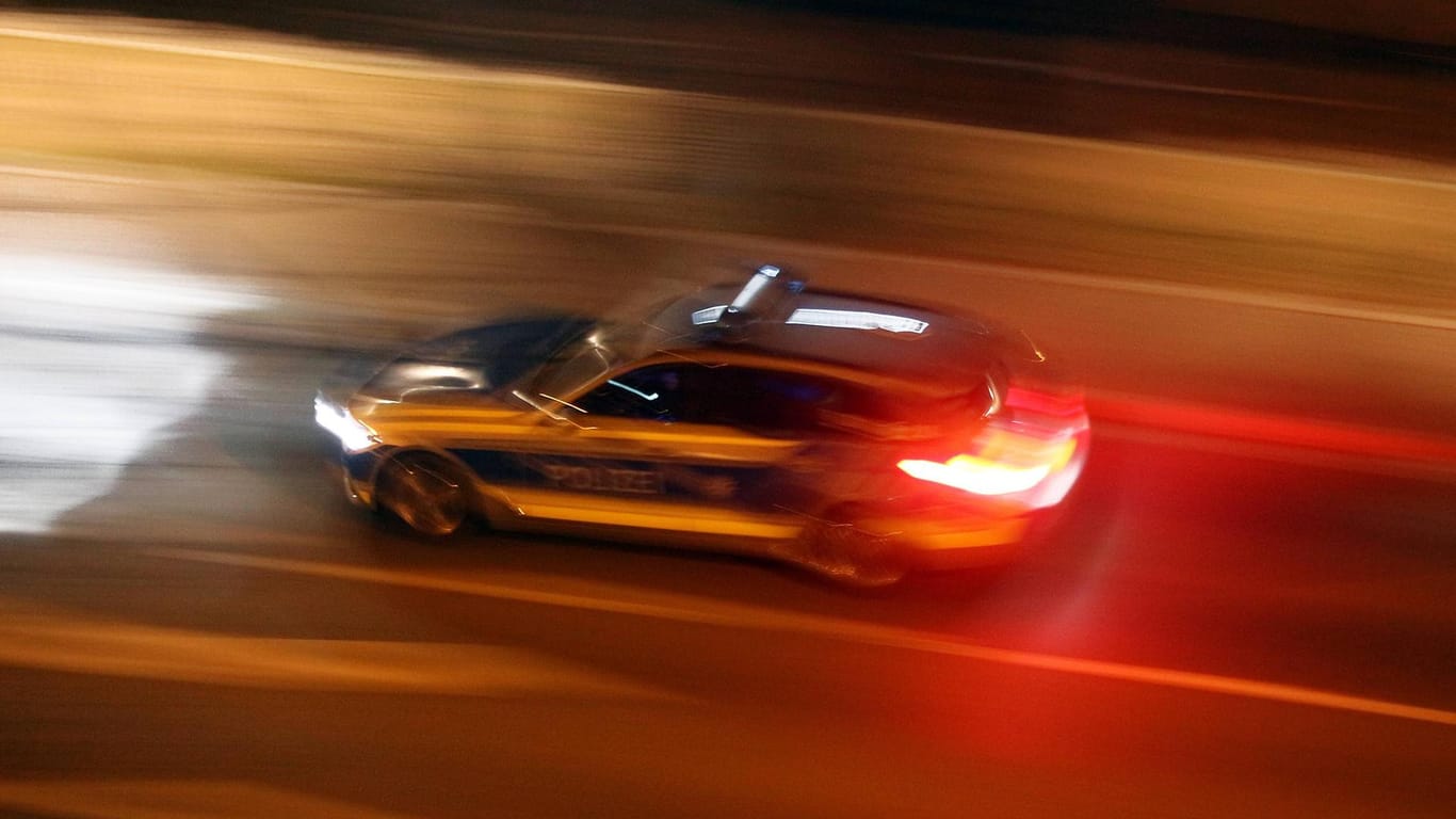 Polizeiauto fährt nachts: Die Polizei Dortmund hat einen Autodieb geschnappt.