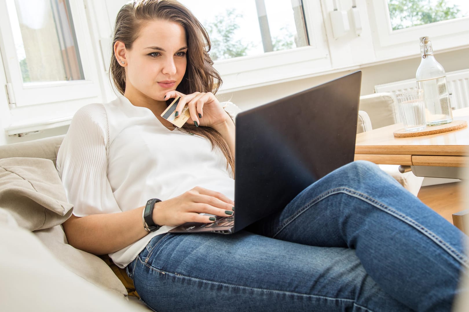 Eine Frau zahlt online mit Kreditkarte (Symbolbild): Ab 15. Februar wird das bei manchen Zahlungen komplizierter.