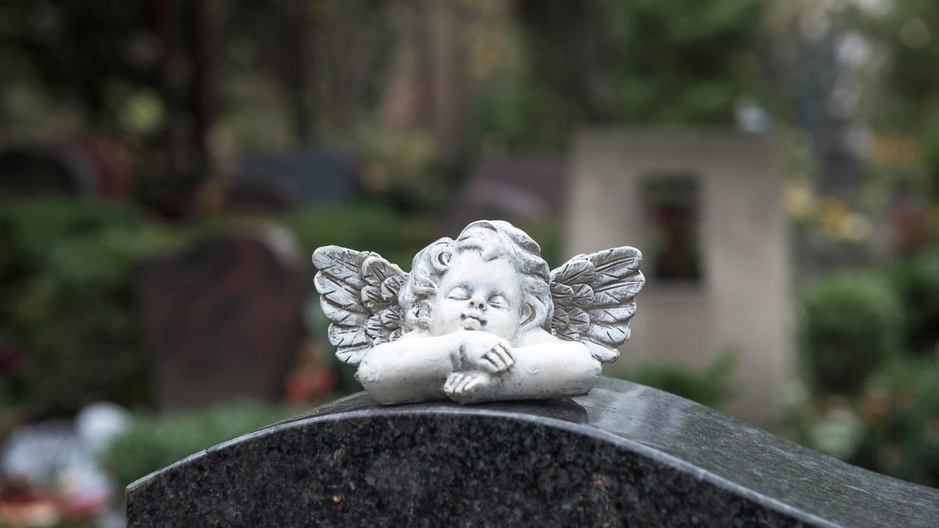 Recht auf dem Friedhof: Ein Engel auf dem Grabstein ist in der Regel zulässig – zu viel Schmuck kann aber auch wieder entfernt werden.
