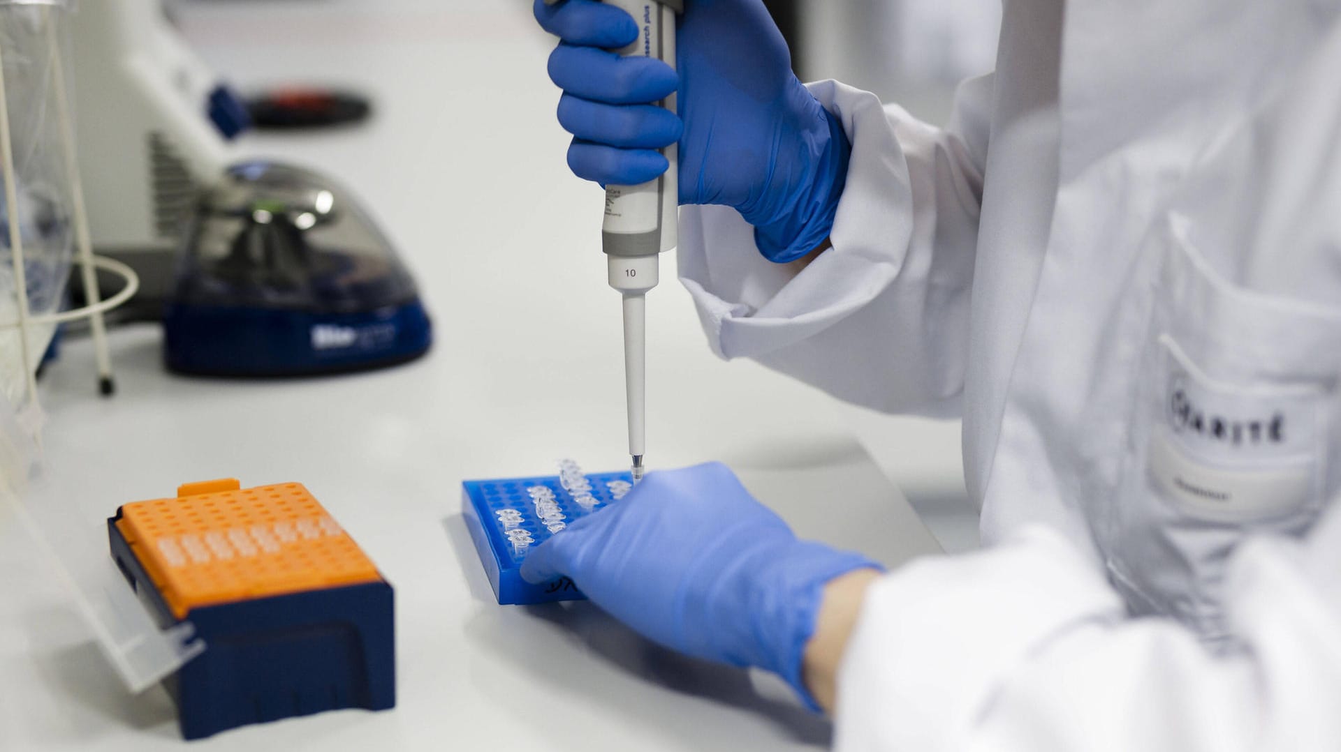 Ein Charité-Mitarbeiter während der Arbeit im Labor: In Berlin sind drei Fälle der Corona-Mutation aus Großbritannien nachgewiesen worden. Ein Charité-Mitarbeiter während der Arbeit im Labor: In Berlin sind drei Fälle der Corona-Mutation aus Großbritannien nachgewiesen worden.