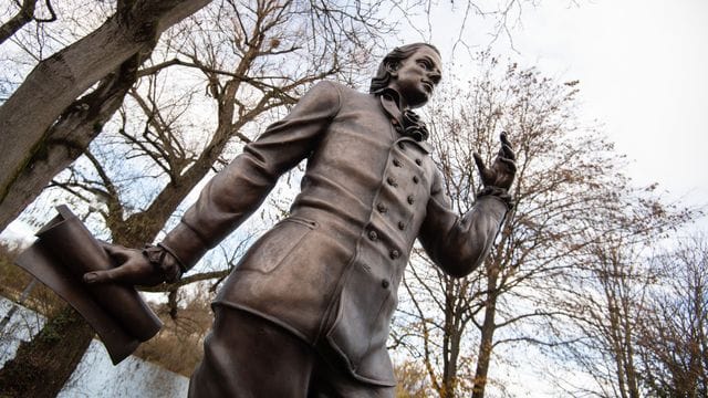 Hölderlin-Skulptur des Künstlers Waldemar Schröder in Nürtingen.