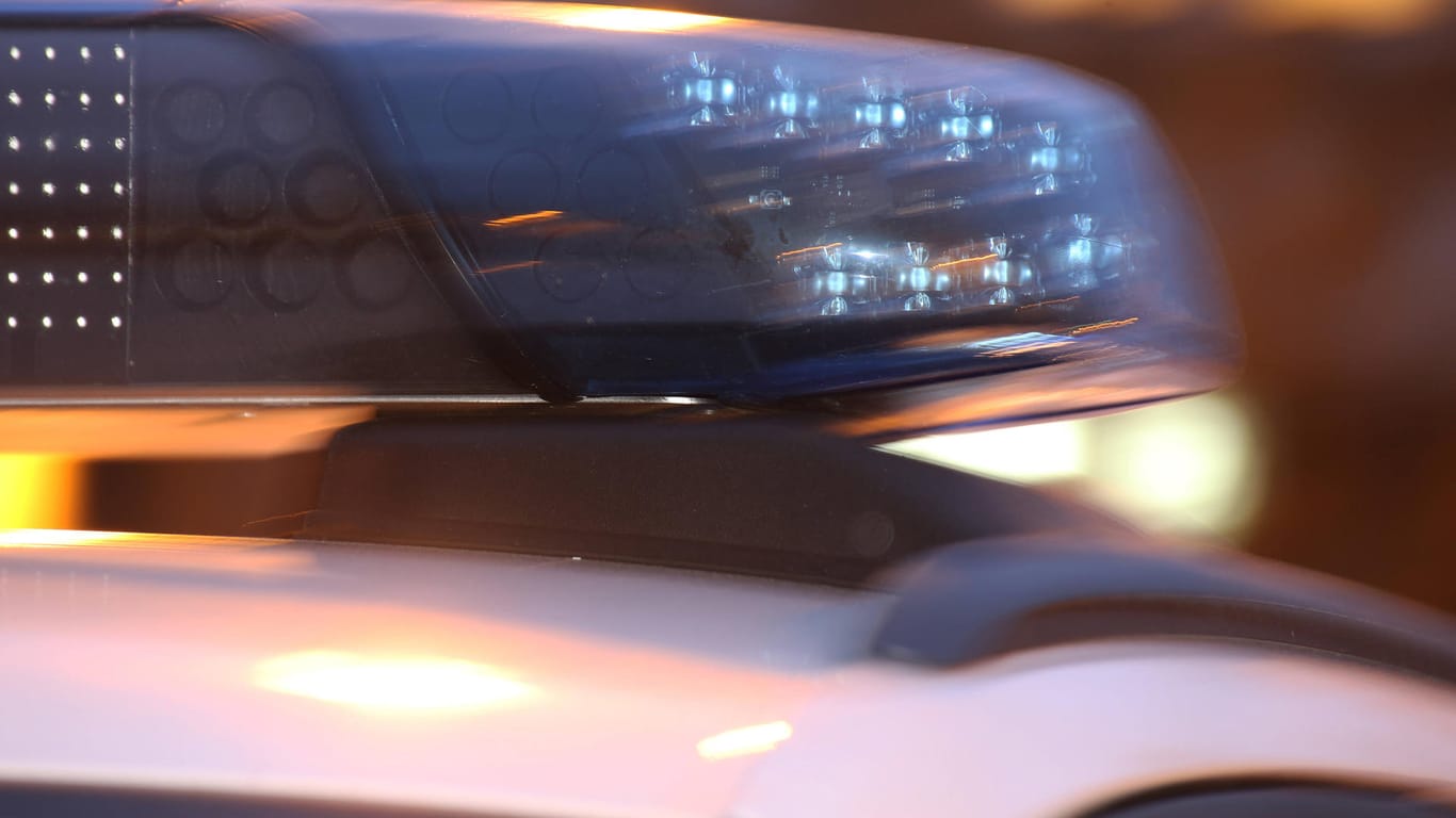 Ein Blaulicht auf einem Polizeiauto (Symbolbild): In Essen ist ein 15-Jähriger ausgeraubt worden.