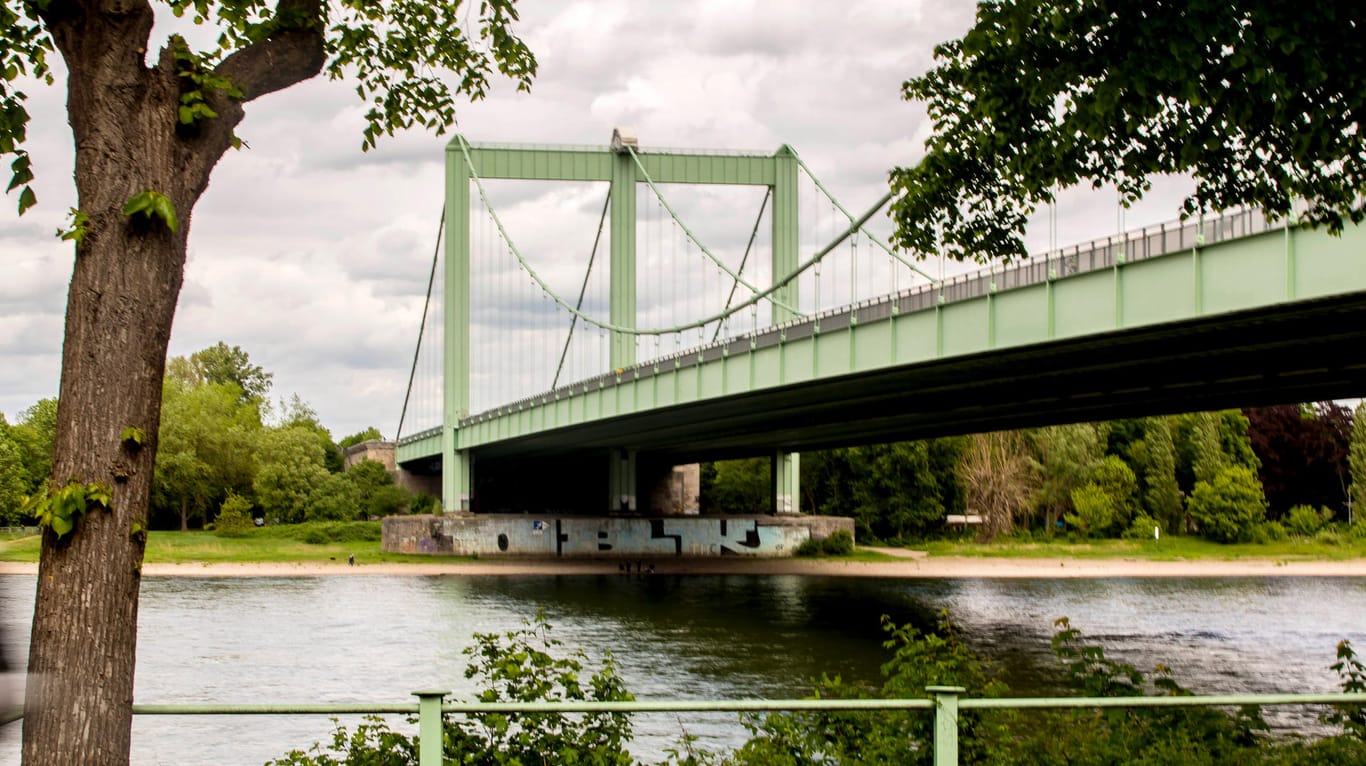 Die Rodenkirchener Brücke (Archivbild): Die Autobahnbrücke soll im Zuge des Ausbaus der A4 im Kölner Süden neu gebaut werden.