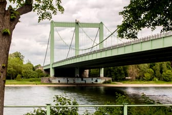 Die Rodenkirchener Brücke (Archivbild): Die Autobahnbrücke soll im Zuge des Ausbaus der A4 im Kölner Süden neu gebaut werden.