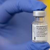 Eine Ampulle mit dem Impfstoff von Biontech/Pfizer: Der Wirkstoff könnte auch gegen neue Mutationen helfen.