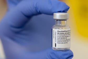 Eine Ampulle mit dem Impfstoff von Biontech/Pfizer: Der Wirkstoff könnte auch gegen neue Mutationen helfen.