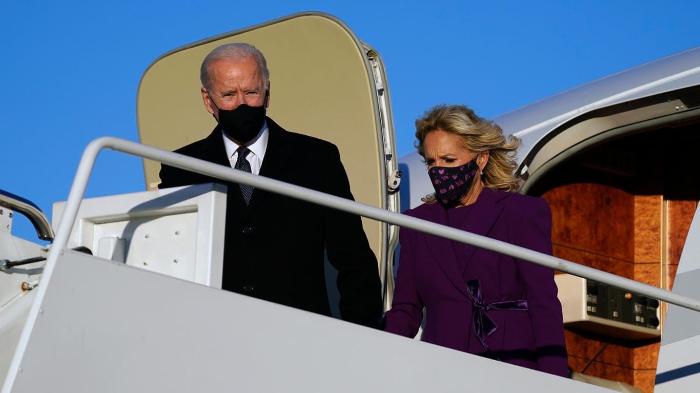 Joe und Jill Biden kommen auf einem Luftwaffenstützpunkt bei Washington an: US-Amerikaner in Deutschland verbinden mit dem Amtsantritt des neuen Präsidenten Hoffnungen, aber auch Sorgen.