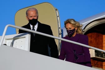 Joe und Jill Biden kommen auf einem Luftwaffenstützpunkt bei Washington an: US-Amerikaner in Deutschland verbinden mit dem Amtsantritt des neuen Präsidenten Hoffnungen, aber auch Sorgen.