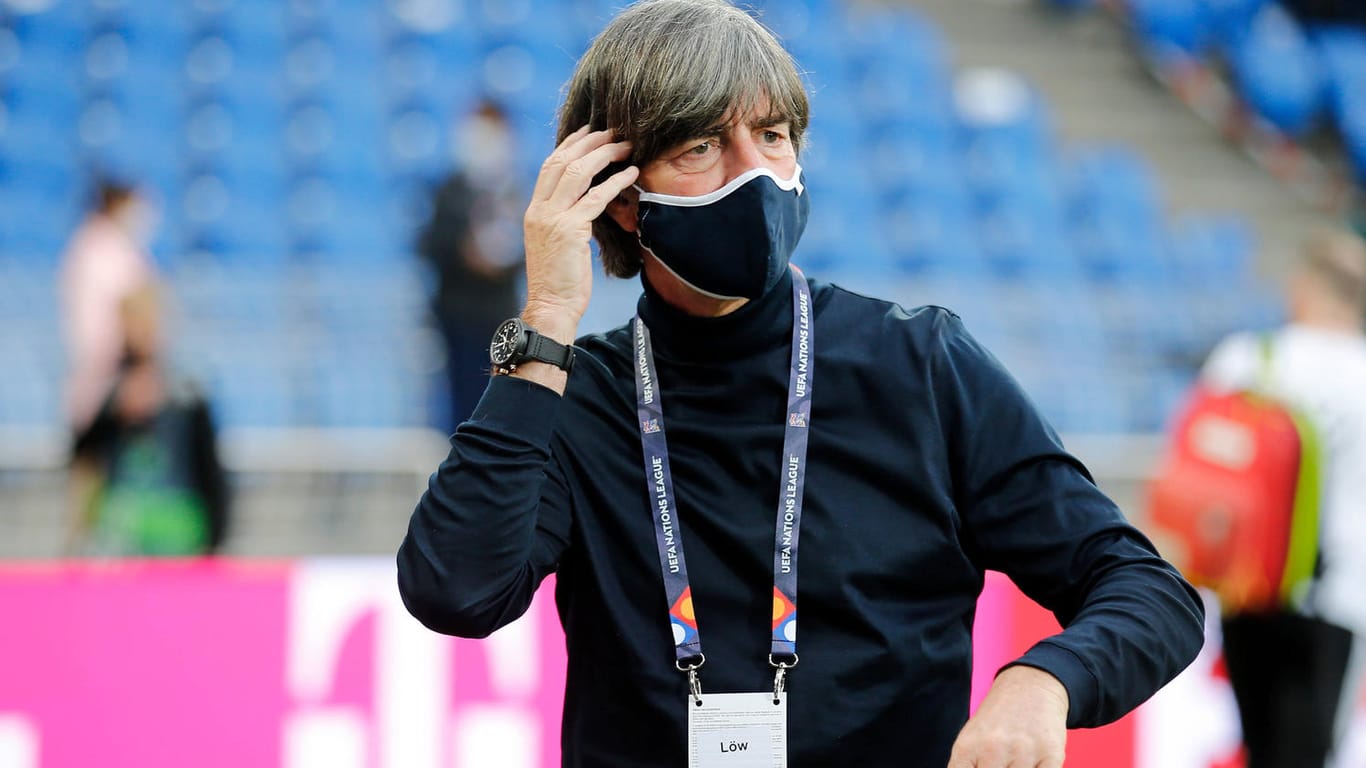 Joachim Löw mit Maske: Noch stellt sich der DFB-Trainer auf eine EM in zwölf Ländern ein.