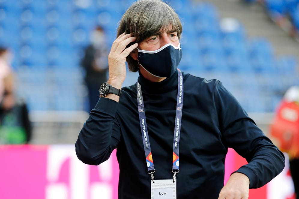 Joachim Löw mit Maske: Noch stellt sich der DFB-Trainer auf eine EM in zwölf Ländern ein.