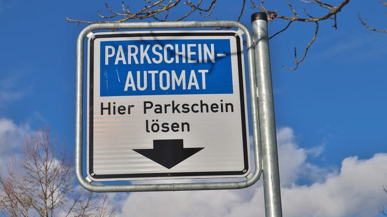 Schild für einen Parkscheinautomaten (Symbolbild): In Karlsruhe wird das Parken teurer.