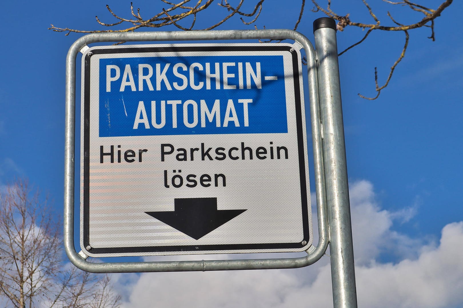 Schild für einen Parkscheinautomaten (Symbolbild): In Karlsruhe wird das Parken teurer.