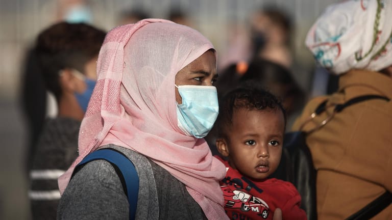 Mutter und Kind am Flughafen: Die beiden Eingewanderten kamen aus Griechenland, flohen vor den furchtbaren Zuständen im Camp in Moria.