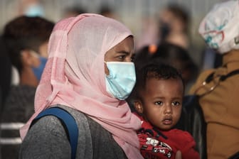 Mutter und Kind am Flughafen: Die beiden Eingewanderten kamen aus Griechenland, flohen vor den furchtbaren Zuständen im Camp in Moria.