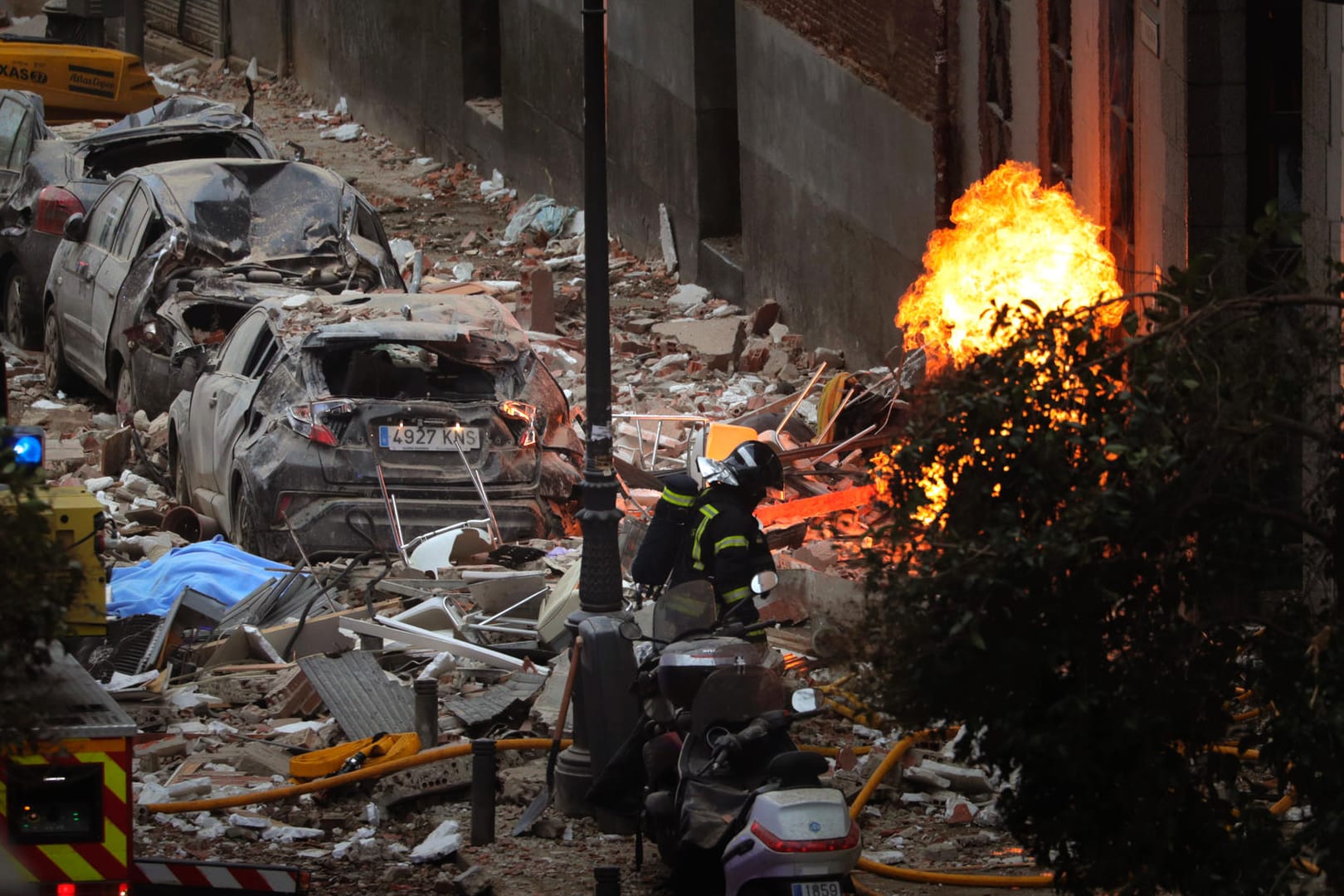 Die Straße vor dem Gebäude: Rettungskräfte sind am Ort der Explosion im Einsatz.