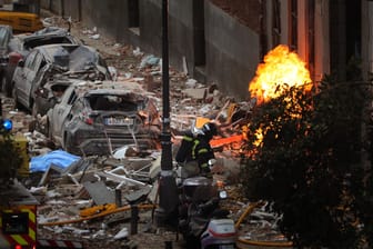 Die Straße vor dem Gebäude: Rettungskräfte sind am Ort der Explosion im Einsatz.