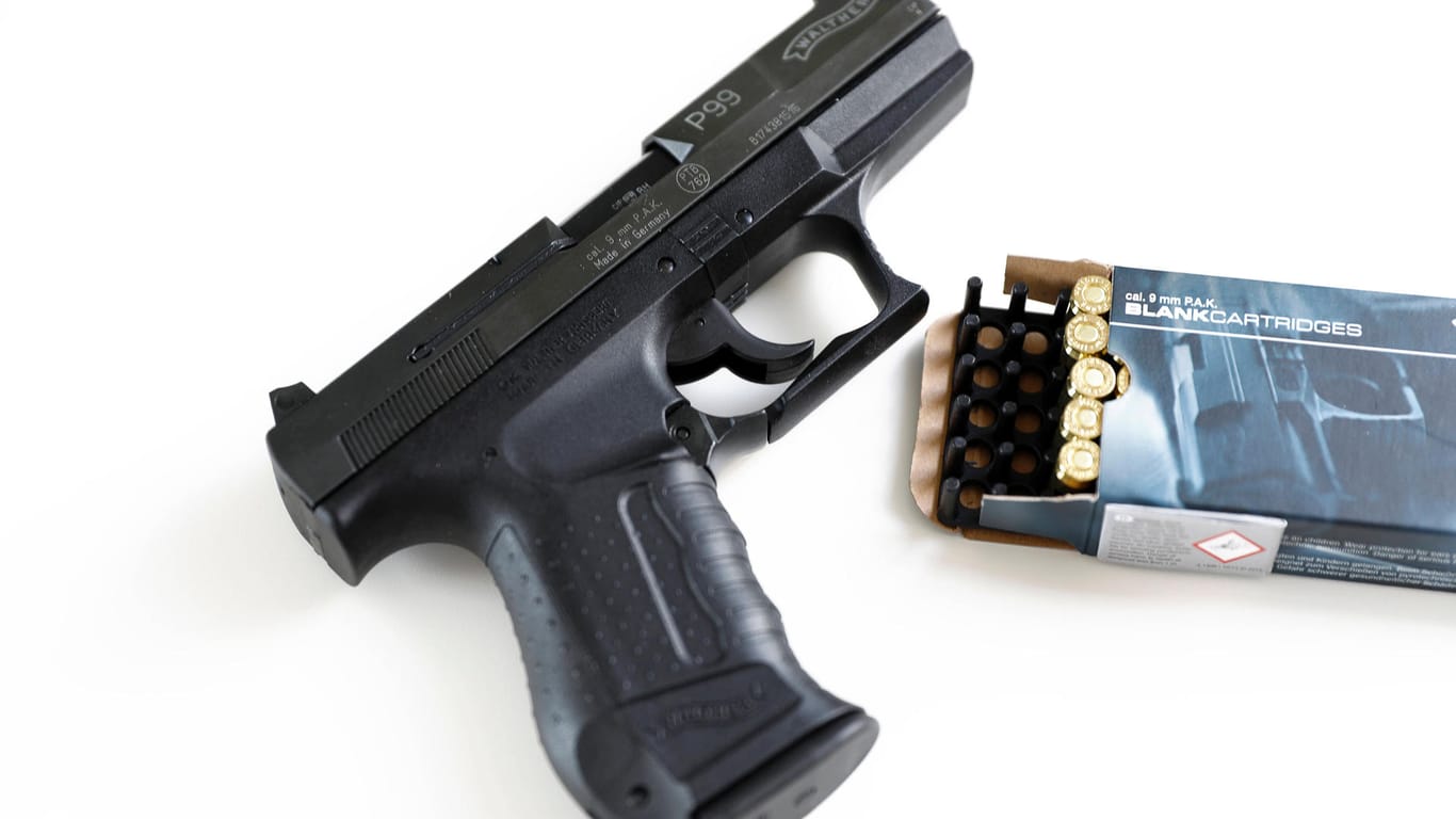Eine Schreckschusspistole mit Munition (Symbolbild): Zwei junge Männer haben am Herrenberg Schüsse aus einer Schreckschusswaffe abgefeuert.
