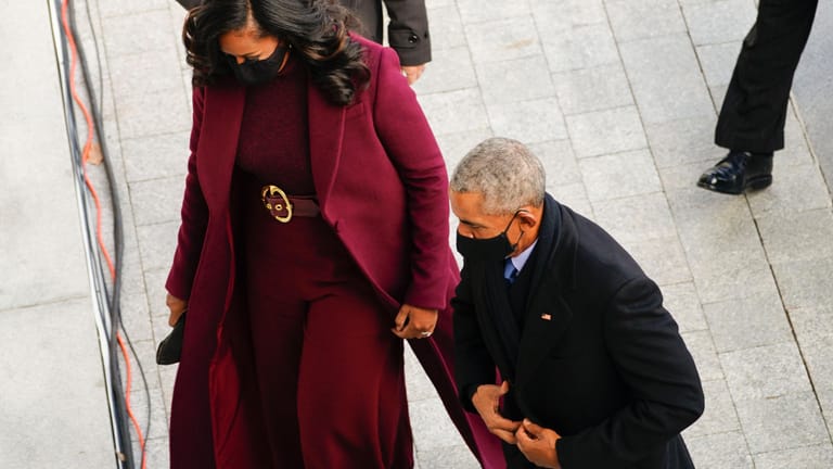 Der ehemalige Präsident Barack Obama und seine Frau Michelle kommen vor Beginn der Zeremonie zur Amtseinführung des designierten Präsidenten Biden vor dem US-Kapitol in Washington an.