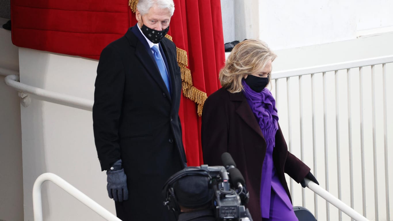 Der frühere US-Präsident Bill Clinton und seine Frau Hillary treffen am US-Kapitol ein, um an der Vereidigungszeremonie teilzunehmen.