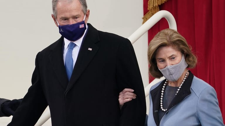 Der frühere US-Präsident George W. Bush und seine Frau Laura bei der Vereidigungszeremonie.