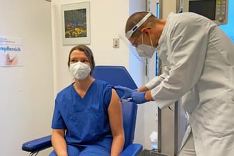 Oberarzt Dr. med. Holger Löser impft die erste Mitarbeiterin im Bethesda: Annette Leppelt, Fachpflegerin für Intensivmedizin