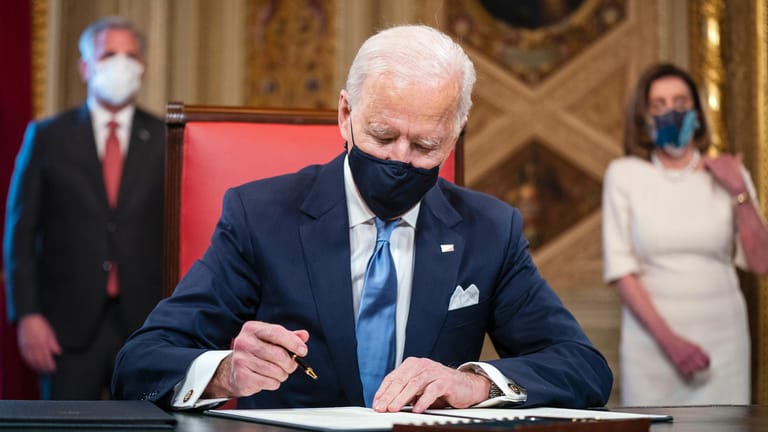 Präsident Biden unterzeichnet Dokumente: Der US-Präsident hat gleich am ersten Tag mehrere Erlasse unterschrieben.