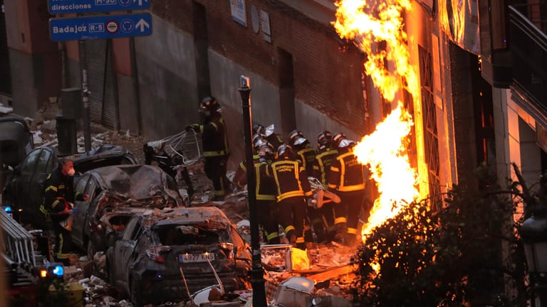Einsatzkräfte beim Löschen des Brands: Die Explosion brachte Fassaden zum Einstürzen.