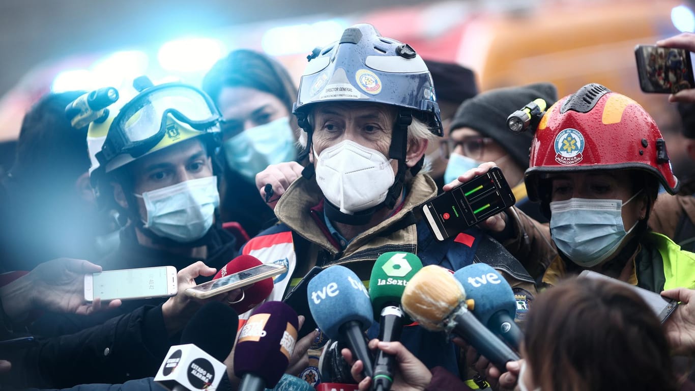 Enrique Lopez Ventura, Generaldirektor für Notfälle der Stadt Madrid, informiert Journalisten am Unglücksort.