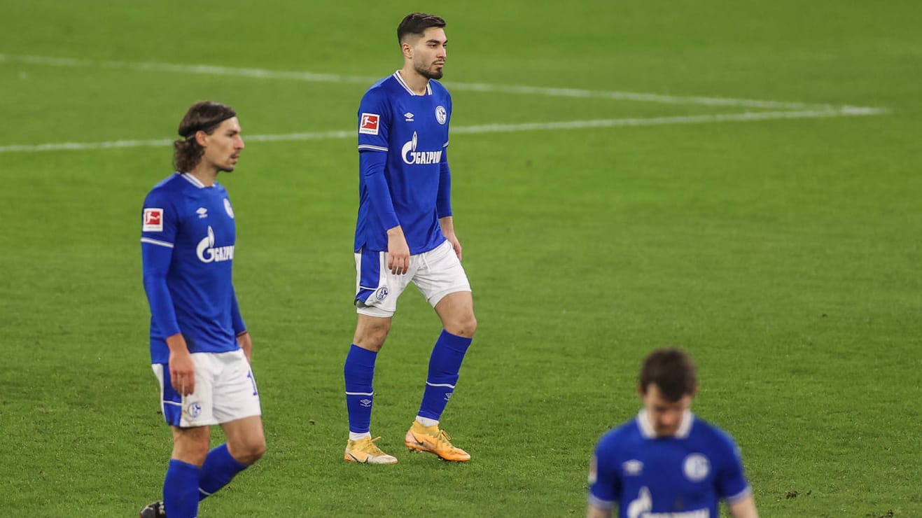 Benjamin Stambouli (l.) und Suat Serdar: Die niedergeschlagenen Schalker mussten eine Niederlage hinnehmen. Benjamin Stambouli (l.) und Suat Serdar: Die niedergeschlagenen Schalker mussten eine Niederlage hinnehmen.